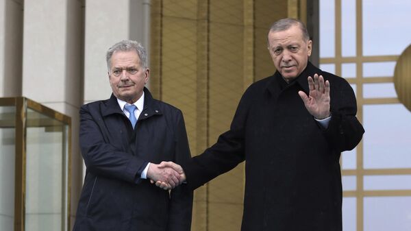 El presidente de Finlandia, Sauli Niinisto, y el mandatario turco, Recep Tayyip Erdogan, se dan la mano durante una ceremonia de bienvenida en el palacio presidencial de Ankara, Turquía, el 17 de marzo de 2023 - Sputnik Mundo