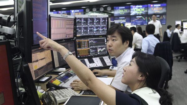 Operadores de divisas trabajan en la sala de cambio  - Sputnik Mundo