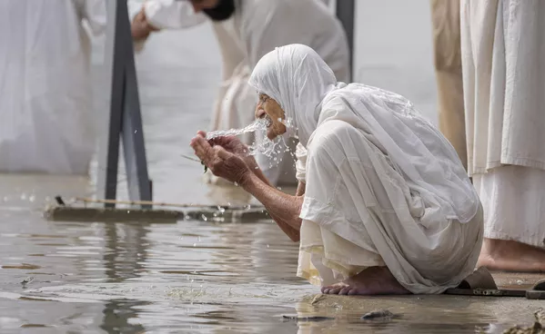 Seguidores de la fe de los mandeos, una secta precristiana que sigue las enseñanzas del profeta bíblico Juan el Bautista, realizan sus rituales en el río Tigris durante una celebración de la Banja o Fiesta de la Creación, en el centro de Bagdad, Irak. - Sputnik Mundo