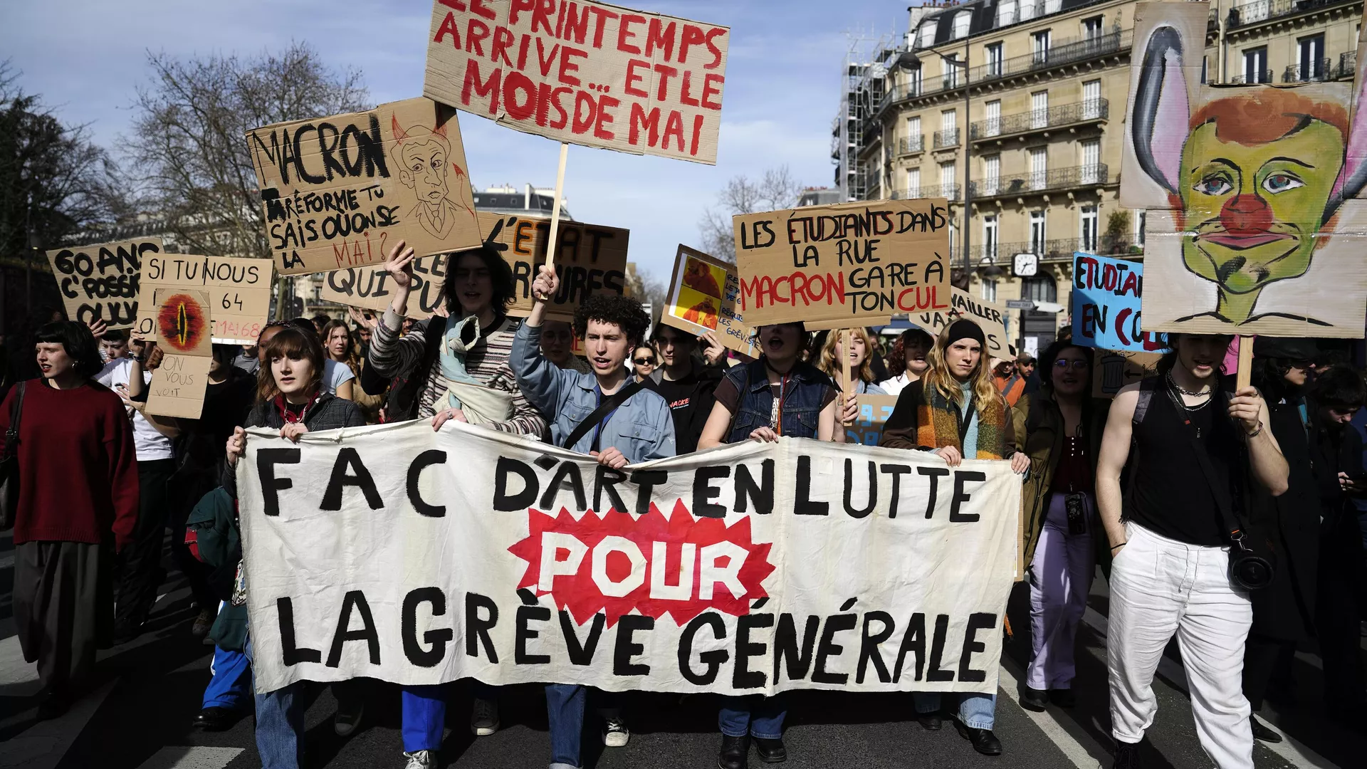 Personas durante una manifestación contra el plan del gobierno de elevar la edad de jubilación a 64 años, en París el 16 de marzo de 2023 - Sputnik Mundo, 1920, 18.03.2023
