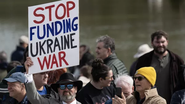 Manifestantes se reúnen durante una concentración contra la guerra en Ucrania, en el Lincoln Memorial de Washington, el 19 de febrero de 2023 - Sputnik Mundo