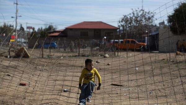 Juan Carlos, de 6 años, espera cruzar a EEUU mientras aguarda en un albergue en Nogales, Sonora. - Sputnik Mundo