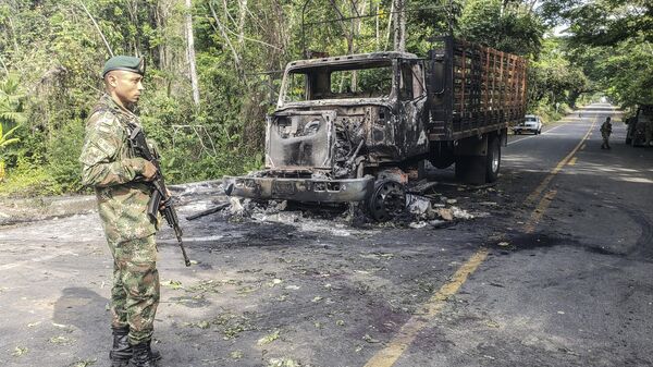 Un soldado colombiano en Taraza, junto a un camión incendiado - Sputnik Mundo