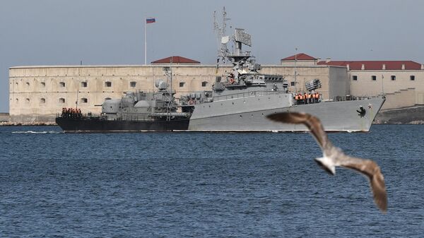 Un buque de guerra en Sebastopol - Sputnik Mundo