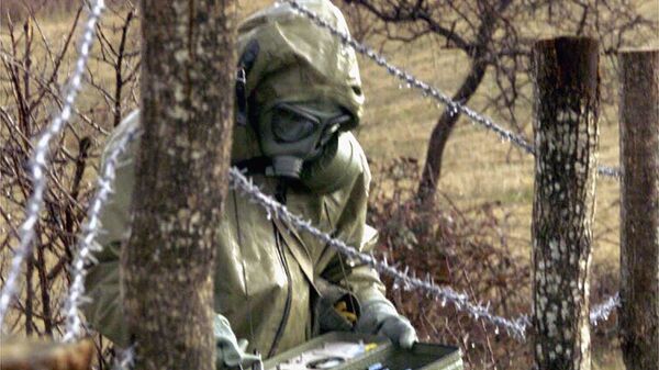 Un soldado del ejército yugoslavo mide la radiactividad en una zona de bombardeo, Presevo, Serbia - Sputnik Mundo
