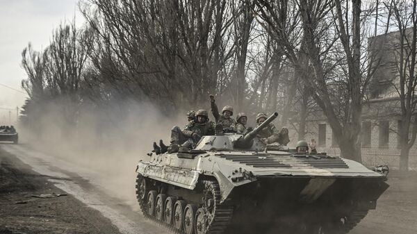 Militares ucranianos se dirigen hacia Artiómovsk en un vehículo de combate de infantería - Sputnik Mundo