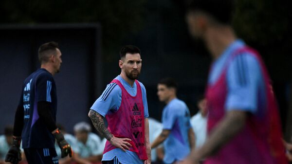 El futbolista argentino Lionel Messi durante un entrenamiento de la Selección Argentina en marzo de 2023 - Sputnik Mundo