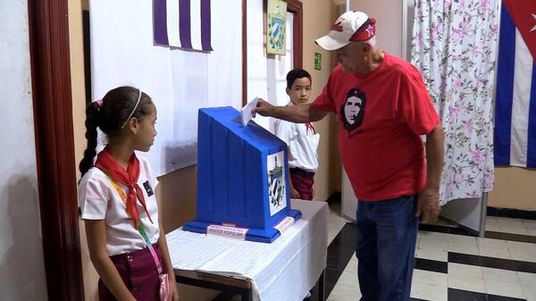 Un ciudadano cubano vota en las elecciones para configurar la Asamblea Nacional del Poder Popular - Sputnik Mundo