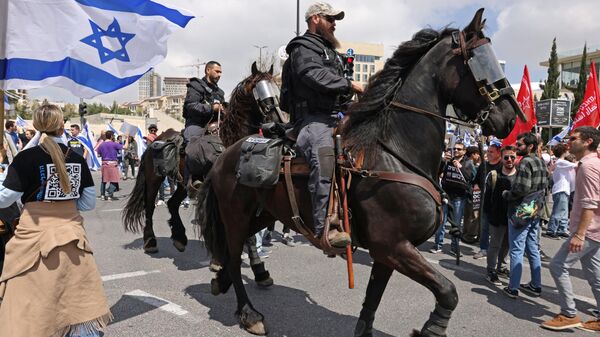 La Policía de Israel durante las masivas protestas, el 27 de marzo - Sputnik Mundo