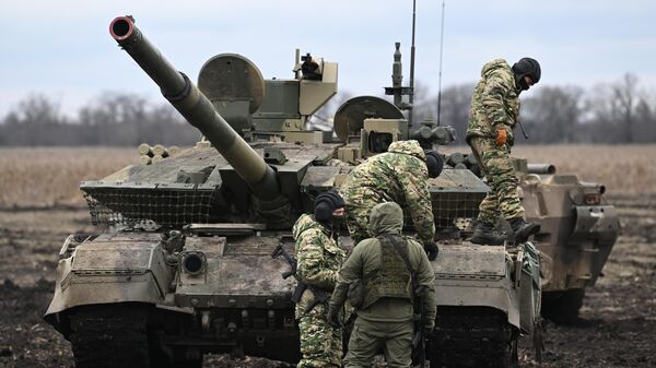 El tanque T-90M Proriv y militares rusos en la zona de la operación militar - Sputnik Mundo