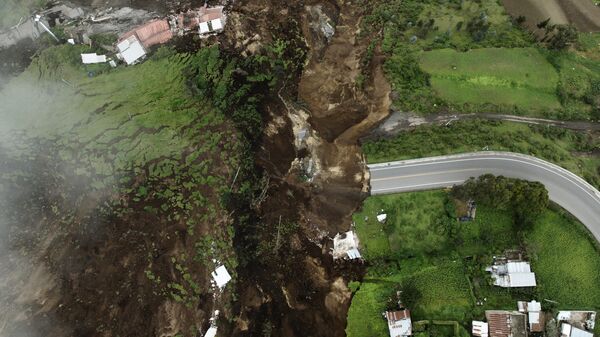 Vista desde el aire de las consecuencias de un corrimiento de tierras en Ecuador - Sputnik Mundo