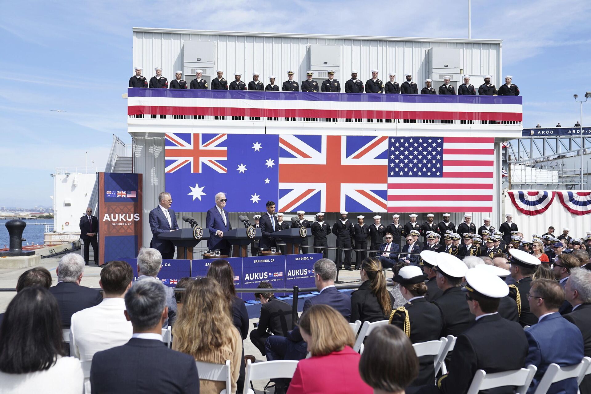 El primer ministro británico, Rishi Sunak, a la derecha, el presidente estadounidense, Joe Biden, y el primer ministro australiano, Anthony Albanese, a la izquierda, se reúnen en la base naval de Point Loma en San Diego, EEUU, el 13 de marzo de 2023, en el marco de AUKUS, el pacto de seguridad trilateral entre Australia, Reino Unido y EEUU - Sputnik Mundo, 1920, 29.03.2023