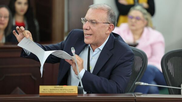El presidente del Senado de Colombia, Roy Barreras, rompe el proyecto de reforma política - Sputnik Mundo