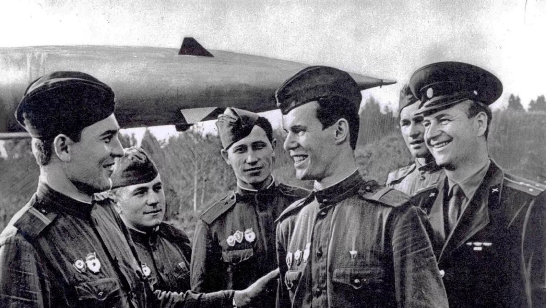 La batería de lanzamiento se despide de Nikolái Kolésnik en el XV Congreso de la Unión de Juventudes Comunistas Leninistas. Posición del Tercer Batallón de lanzamiento del regimiento de misiles tierra-aire de la Guardia Putílov-Kirov - Sputnik Mundo, 1920, 30.03.2023