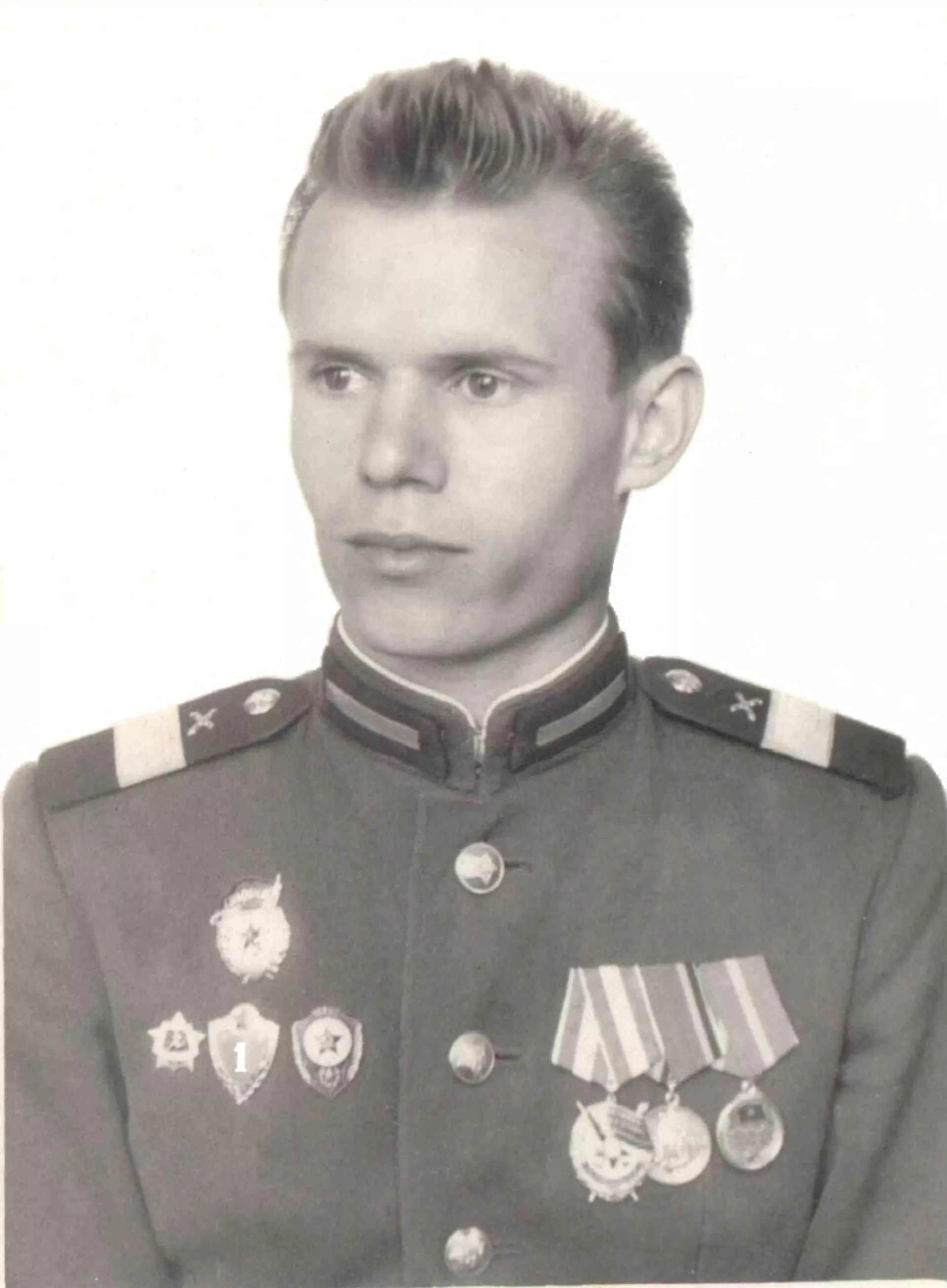 Sargento mayor de la Guardia Nikolái Kolésnik después de Vietnam. Regimiento de misiles tierra-aire de la Guardia Putílov-Kirov, pueblo de Mitino, marzo de 1966 - Sputnik Mundo, 1920, 30.03.2023
