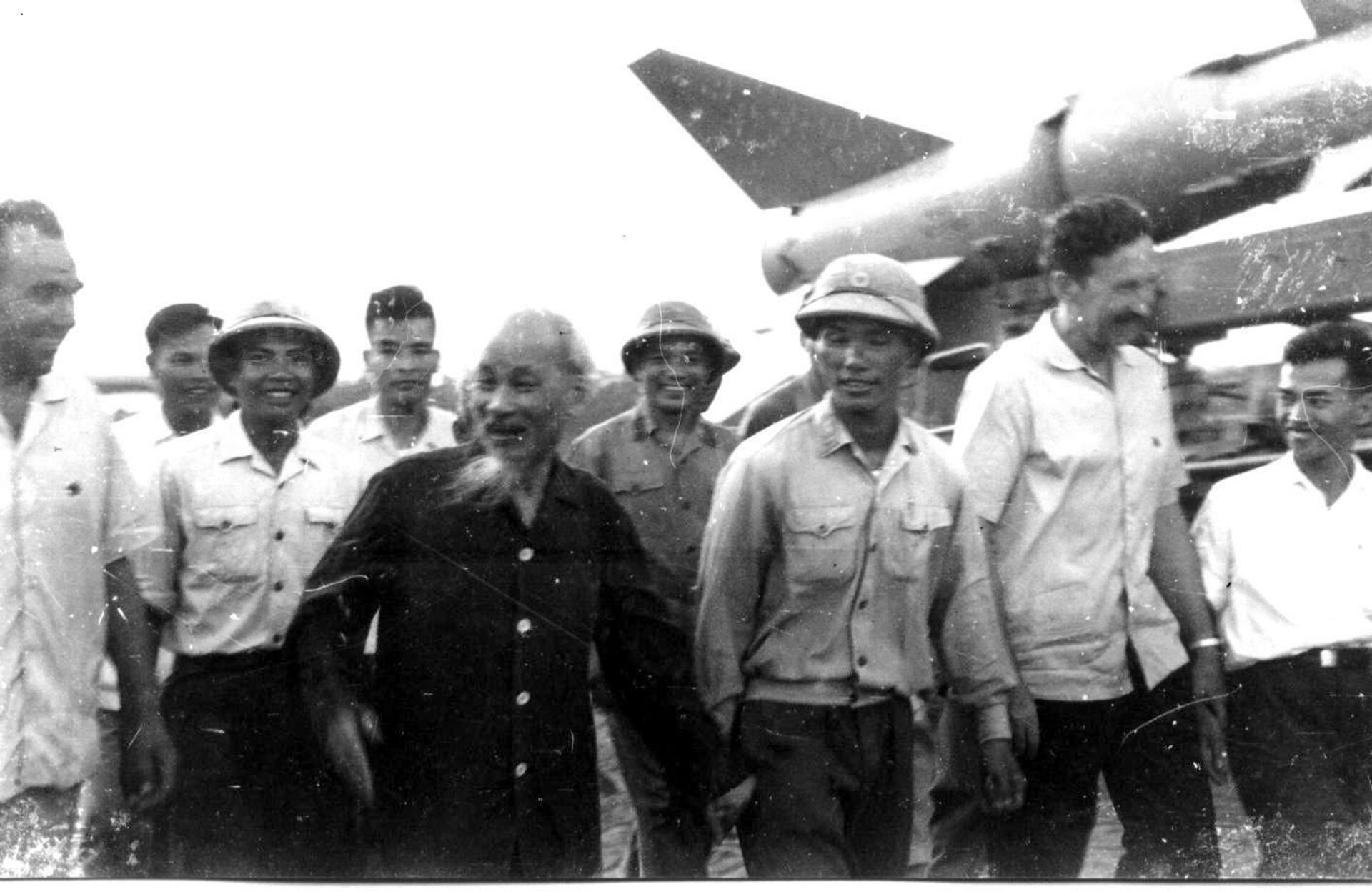El expresidente de Vietnam del Norte Ho Chi Minh y los comandantes de la división de fusilamiento: Guardia Mayor Iván Proskurnin, Capitán Ho Shi Huu, Mayor Borís Mozháev en la 61ª División el 26 de agosto de 1965 - Sputnik Mundo, 1920, 30.03.2023