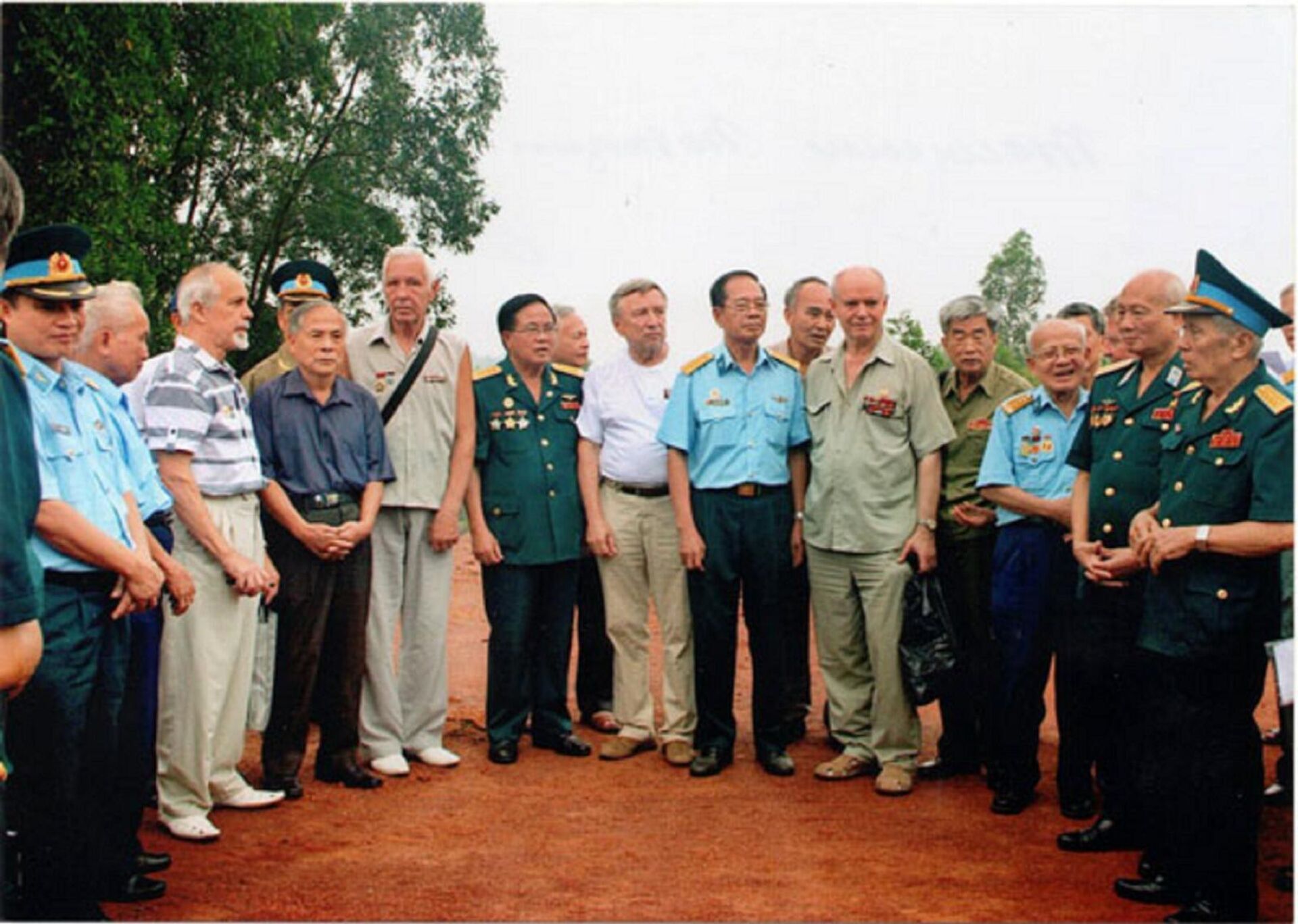 Reunión de los participantes en la 1ª batalla de misiles antiaéreos 50 años después en el emplazamiento de la antigua posición de combate de sistemas de defensa antiaérea, Vietnam, 24 de julio de 2015 - Sputnik Mundo, 1920, 30.03.2023