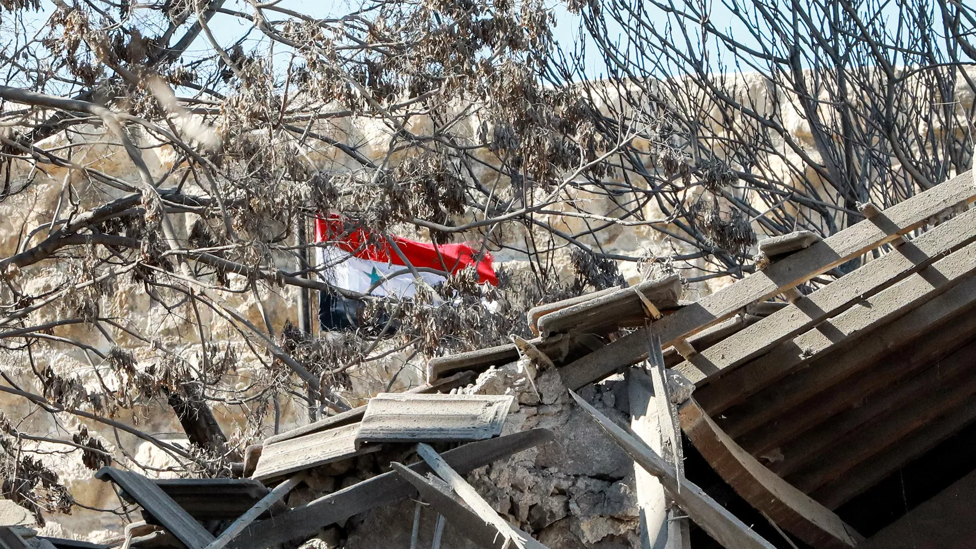 La bandera siria, a través de los escombros tras un ataque israelí - Sputnik Mundo, 1920, 21.04.2023