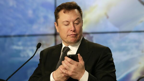 Основатель SpaceX Илон Маск шутит с журналистами, делая вид, что ищет ответ на вопрос по мобильному телефону во время пресс-конференции - Sputnik Mundo