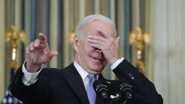 El presidente Joe Biden bromea sobre a qué periodista dirigirse para hacerle una pregunta en la Casa Blanca - Sputnik Mundo