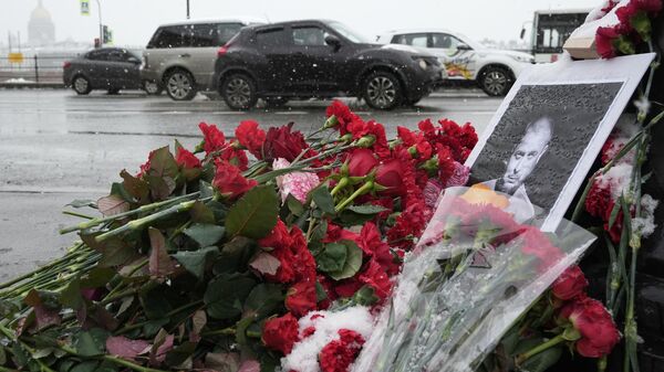 Las flores en el lugar del atentado contra el periodista de guerra, Vladlén Tatarski - Sputnik Mundo