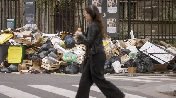 Las consecuencias de la huelga de basureros contra la reforma de pensiones, París, Francia - Sputnik Mundo
