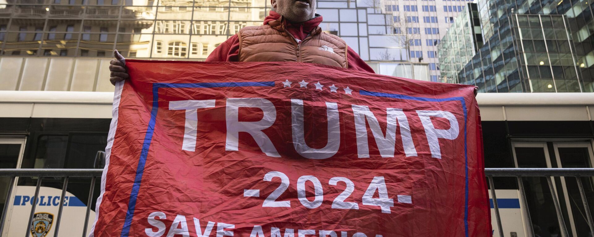 Un partidario del expresidente Donald Trump protesta frente a la Torre Trump en Nueva York, el 3 de abril de 2023. - Sputnik Mundo, 1920, 28.07.2023