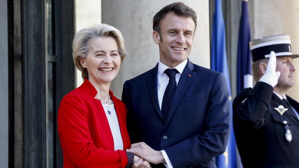 La presidenta de la Comisión Europea, Ursula von der Leyen, y el presidente de Francia, Emmanuel Macron. - Sputnik Mundo