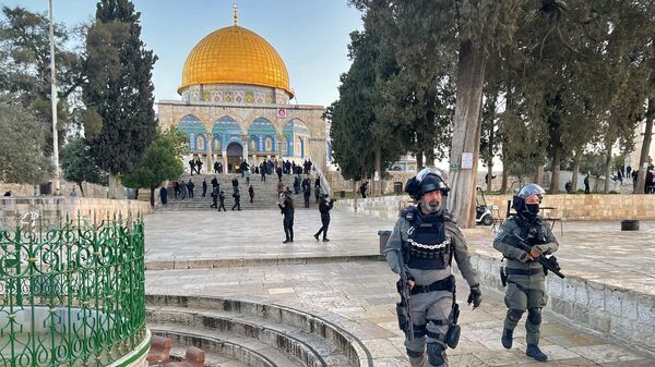 Policías israelíes caminan por el interior del recinto de la mezquita de Al-Aqsa en Jerusalén (imagen referencial)) - Sputnik Mundo