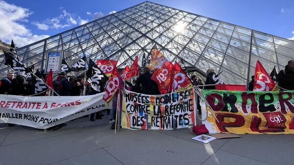 Las protestas contra la reforma de pensiones del presidente francés, Emmanuel Macron, en París - Sputnik Mundo
