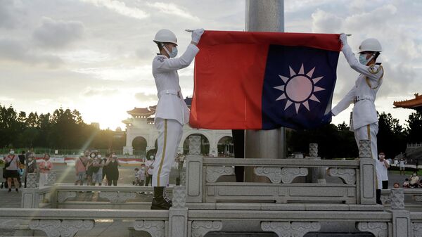 Dos soldados doblan la bandera Taiwán durante la ceremonia diaria de la bandera en la Plaza de la Libertad del Salón Conmemorativo de Chiang Kai-shek en Taipei, Taiwán, el sábado 30 de julio de 2022 - Sputnik Mundo