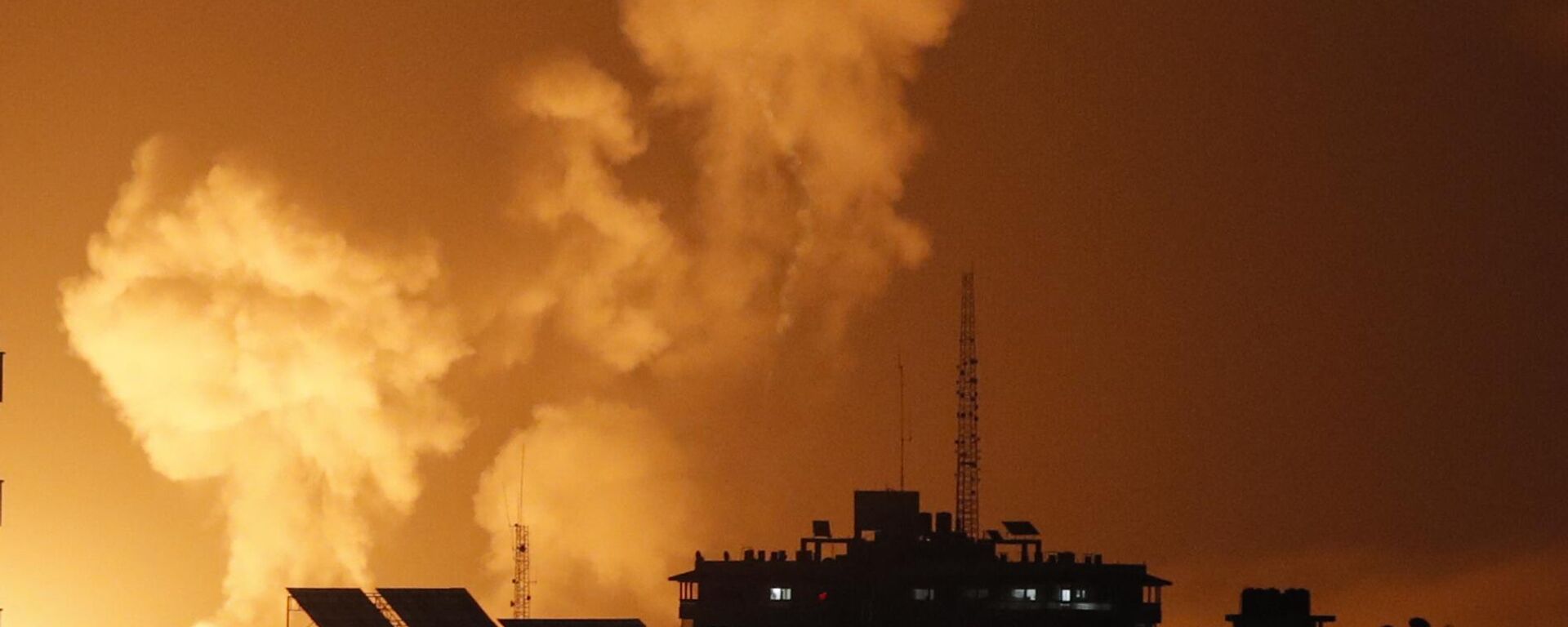 El humo sobre la Franja de Gaza después del ataque israelí - Sputnik Mundo, 1920, 02.05.2023