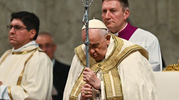 El Papa Francisco dirige la misa de la Vigilia Pascual el 8 de abril de 2023 en la basílica de San Pedro en El Vaticano - Sputnik Mundo