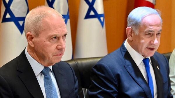 Yoav Gallant, ministro de Defensa de Israel, y Benjamin Netanyahu, primer ministro de Israel - Sputnik Mundo