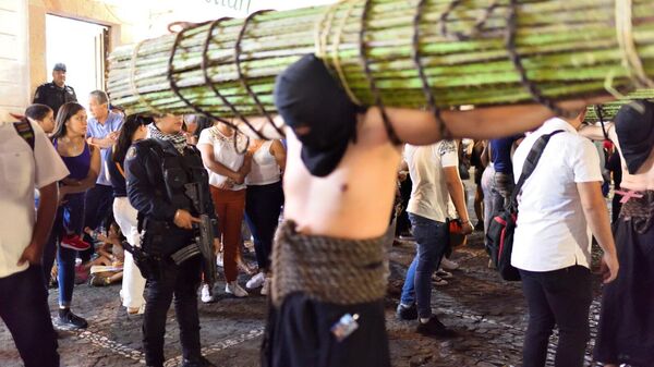 Penitentes conocidos como encruzados participan en las procesiones de Semana Santa en Taxco, Guerrero. - Sputnik Mundo