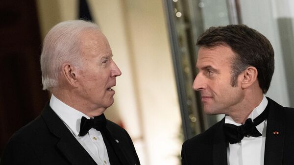 Joe Biden y Emmanuel Macron - Sputnik Mundo