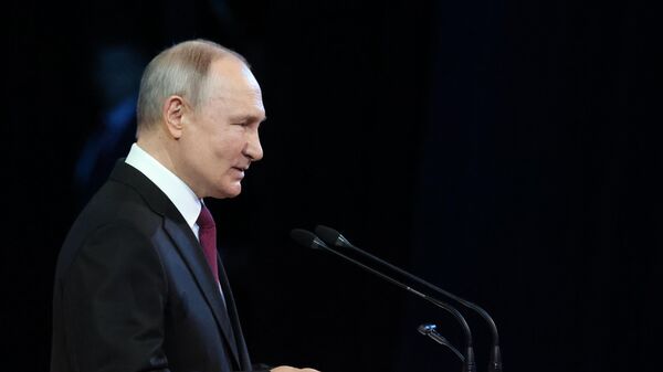 Vladímir Putin, el Presidente ruso, pronuncia un discurso en una velada de gala en el Palacio Estatal del Kremlin dedicada al Día de la Cosmonáutica.  - Sputnik Mundo