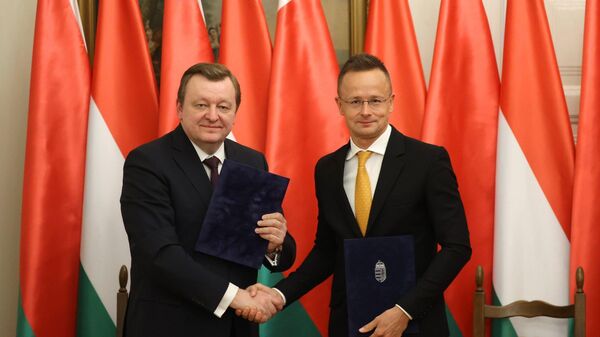 El ministro de Exteriores bielorruso, Serguéi Aléinik, con su homólogo húngaro, Peter Szijjarto - Sputnik Mundo