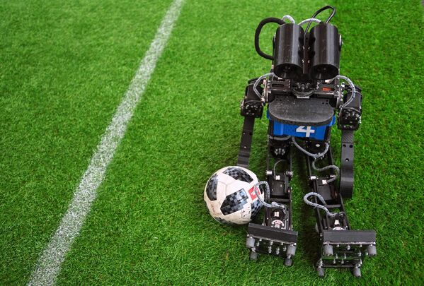 El robot futbolista Kondo Pro en el Festival de los logros Técnicos de toda Rusia &quot;Tejnosreda&quot; en VDNJ, Moscú. - Sputnik Mundo