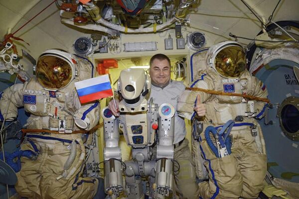 El robot antropomórfico Skybot F-850 con el cosmonauta de ruso Alexéi Ovchinin a bordo de la Estación Espacial Internacional. - Sputnik Mundo