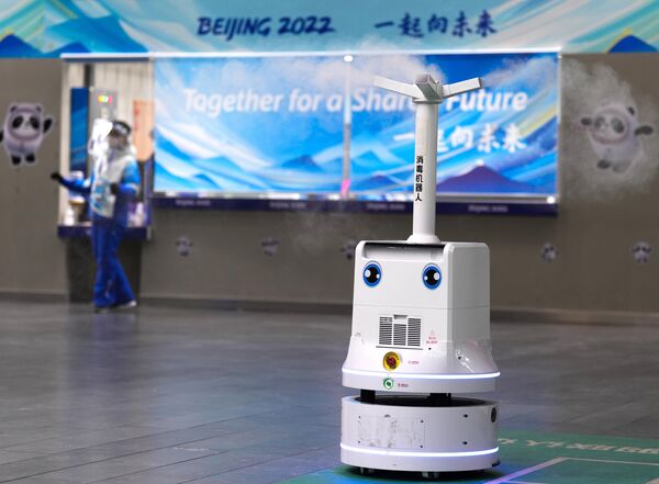 Robot desinfectante en el edificio principal del centro de prensa de los XXIV Juegos Olímpicos de Pekín, China. - Sputnik Mundo
