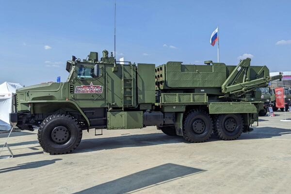 El sistema de lanzallamas pesado TOS-2 montado en el chasis del camión URAL-63706 puesto en exhibición durante el foro técnico militar ARMY-2022, en el Parque Patriota, en la región de Moscú, Rusia. - Sputnik Mundo