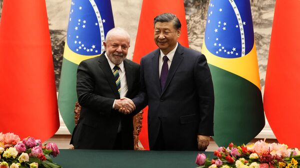 El presidente chino Xi Jinping y el presidente brasileño Luiz Inácio Lula da Silva - Sputnik Mundo