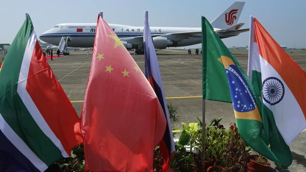 Banderas de los cinco países que componen el BRICS frente a la aeronave de Air China, en la cual el presidente chino Xi Jinping llego para participar de la cumbre de la organización en Goa, Índia, el 15 de octubre de 2016 - Sputnik Mundo