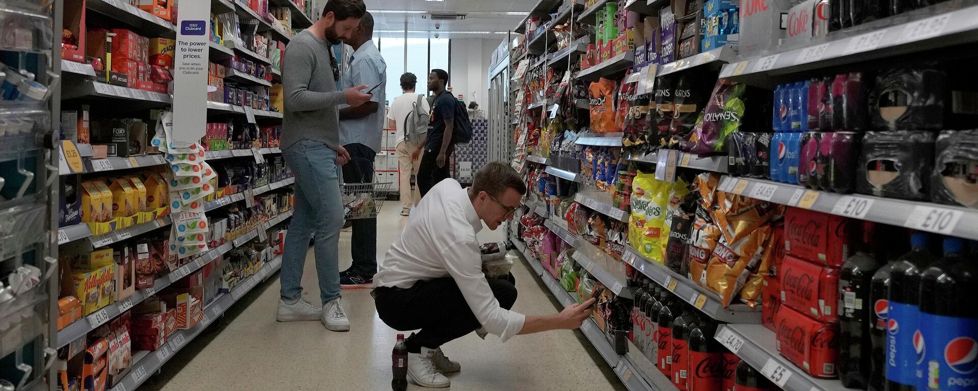 Compradores compran alimentos en un supermercado de Londres, el Reino Unido - Sputnik Mundo, 1920, 18.04.2023