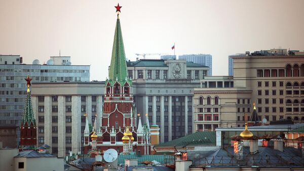 Las torres del Kremlin de Moscú y el edificio de la Duma Estatal rusa  - Sputnik Mundo