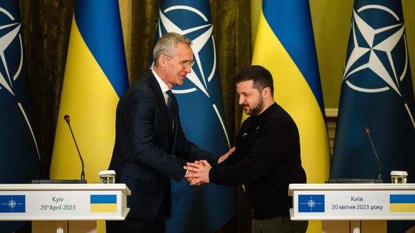 El secretario general de la OTAN, Jens Stoltenberg, y el presidente ucraniano, Volodímir Zelenski en  una rueda de prensa conjunta en Kiev, el 20 de abril de 2023  - Sputnik Mundo