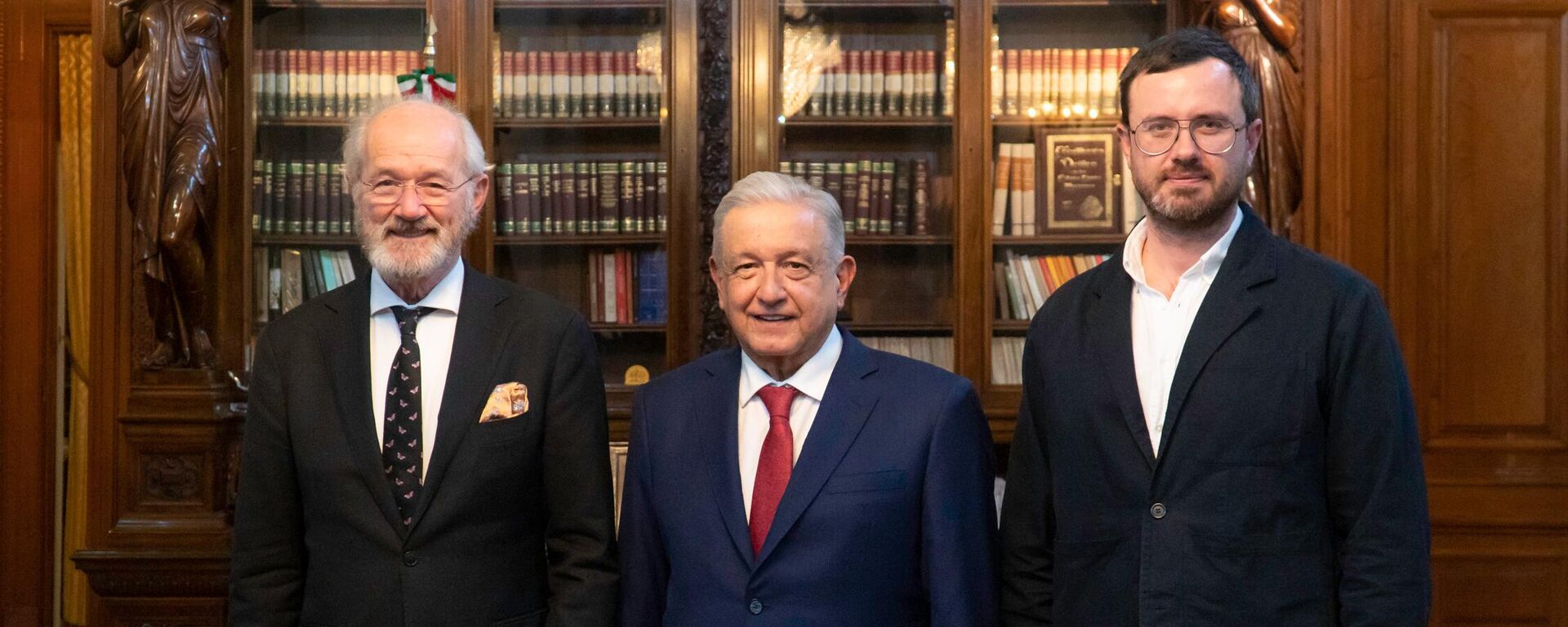 El presidente de México recibió al padre y al hermano de Julian Assange - Sputnik Mundo, 1920, 20.04.2023