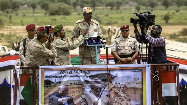 En esta imagen tomada el 23 de septiembre de 2017, Mohamed Hamdan Dagalo, comandante de los paramilitares de las Fuerzas de Apoyo Rápido (RSF), pronuncia un discurso en Umm al-Qura - Sputnik Mundo