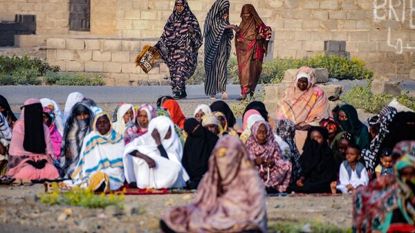 Fieles musulmanes rezan el primer día de Eid al-Fitr en Sudán - Sputnik Mundo